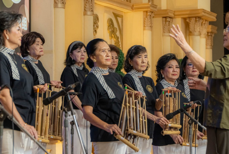 Angklung Gotong Royong dan Karaoke Ci Xiang San Xing dan Ci Hua Unjuk Gigi di Tri Star Surabaya