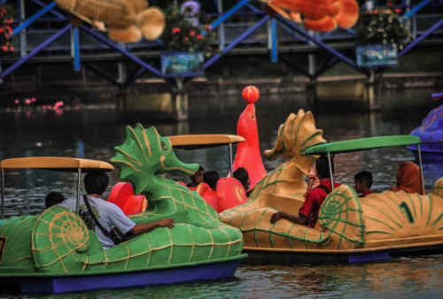 Perahu Bebek juga jadi spot wisata yang paling ramai di Taman Mini Indonesia Indah (TMII)