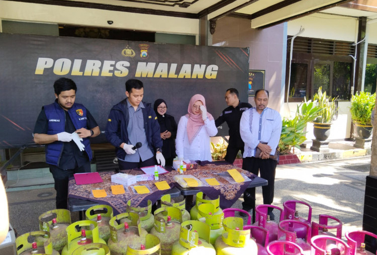 Polres Malang Bongkar Pengoplosan LPG Gas Melon ke Tabung 12 Kg