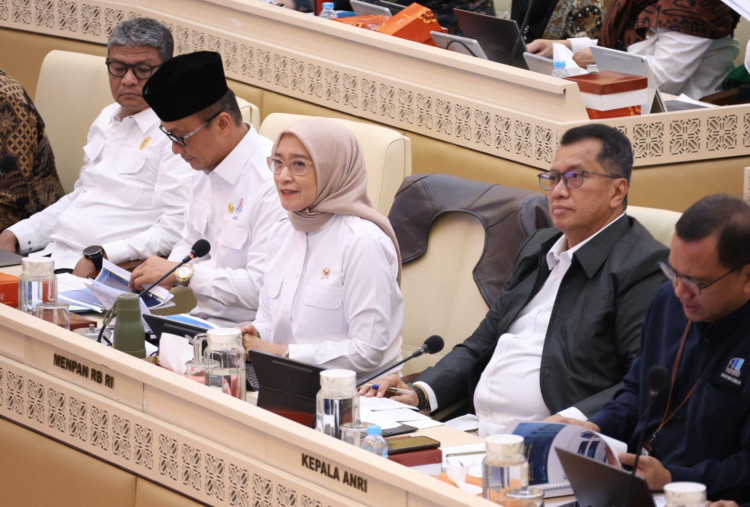 Menteri Rini Sampaikan Capaian Kinerja Kementerian PANRB TA 2025 di Rapat Kerja DPR RI