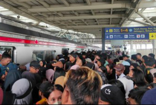 Membludak, Penumpang KRL di Stasiun Manggarai Tembus 88 Ribu Orang Siang Ini