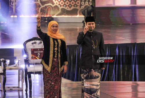 Paslon kedua, Khofifah dan Emil, mengambil tema “Bersama Jawa Timur maju yang adil, makmur, unggul dan berkelanjutan”. Khofifah memfokuskan peran perempuan dalam program pemberdaaan serta memprioritaskan warga miskin di kelompok rentan melalui program sosial. Emil menambahkan rencana memperluas lapangan kerja yang berkualitas melalui peningkatan kewirausahaan baru (Star-up)... Foto : Sahirol Layeli 