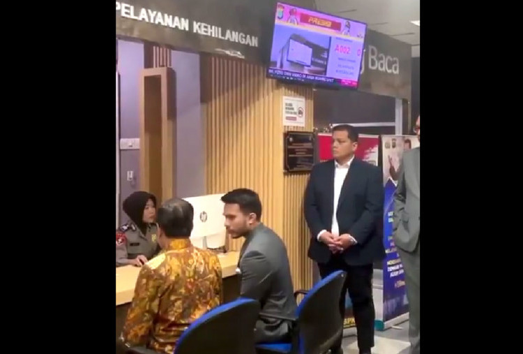 Video Jokowi Laporkan Roy Suryo Cs di Loket Kehilangan Polda Metro Jaya, Netizen: Makin Absurd Untuk Cerita Sebuah Ijazah