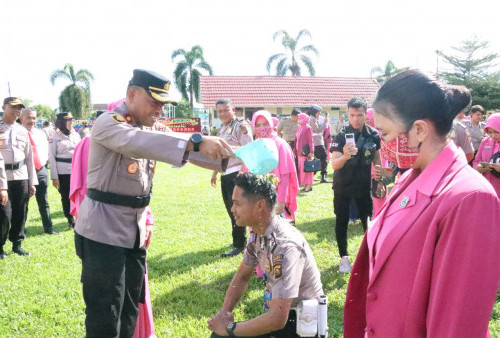 Usai Naik Pangkat, 66 Personel Polres Prabumulih Mandi Kembang