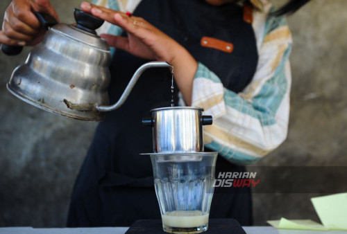 Penyajian Kopi Bromo Tengger ini cukup sederhana. Setelah biji kopi dihaluskan dengan mesin penggiling, kopi bubuk diletakkan di atas saringan, yang bagian bawahnya terdapat sebuah cangkir. Kemudian kopi tersebut dituangi air panas. Air panas berpadu dengan bubuk kopi kemudian meluncur ke bawah melalui saringan hingga masuk ke dalam cangkir. Kopi pun siap dinikmati.