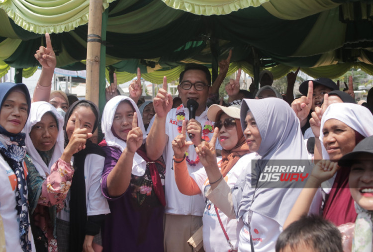 Dengan menggunakan kapal tradisional dari Pelabuhan Kapal Ikan atau nelayan di Muara Angke sekitar pukul 07.10 menuju Pulau Untung Jawa, pasangan suami istri itu duduk bersama masyarakat yang juga hendak berangkat ke Pulau Untung Jawa.