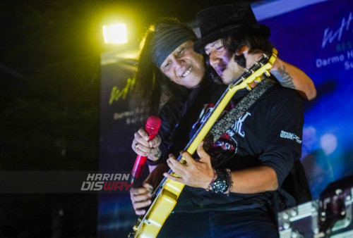 Dalam rangka Ulang tahun Whiz Hotel Darmo Harapan Surabaya tak hanya mengundang Roy Jeconiah sebagai bintang tamu. Namun beberapa kegiatan sosial juga digelar, diantaranya Social Charity Fogging, Tumpeng Celebration, Social Charity Medical Check-up.

