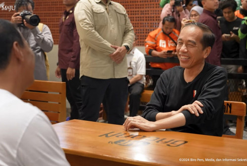 Potret Presiden Jokowi Kepedasan Makan Mie Gacoan di Mataram, Level Berapa Pak?