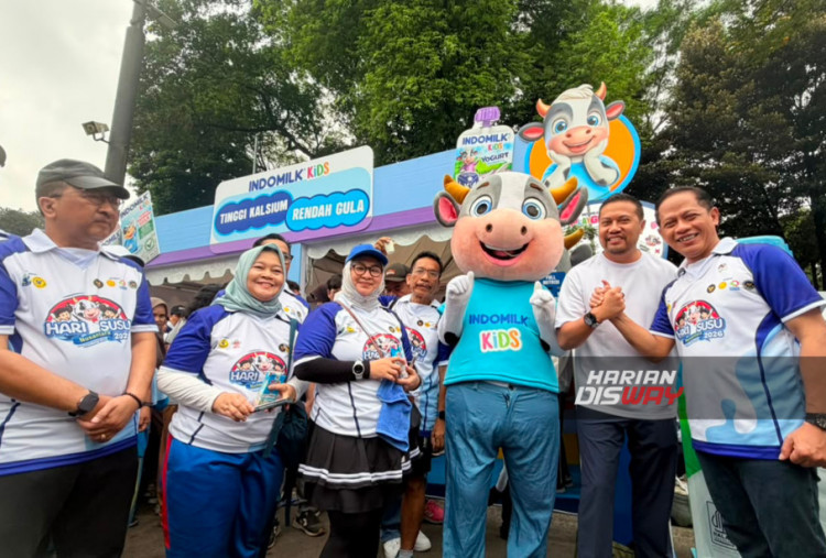 (kanan–kiri) Wakil Menteri Koordinator Bidang Pangan Kemenko Pangan Hanif Faisol Nurofiq berfoto bersama Head of Corporate Public Relations PT Indofood Sukses Makmur Tbk Andrew Hallatu, maskot Indomilk 