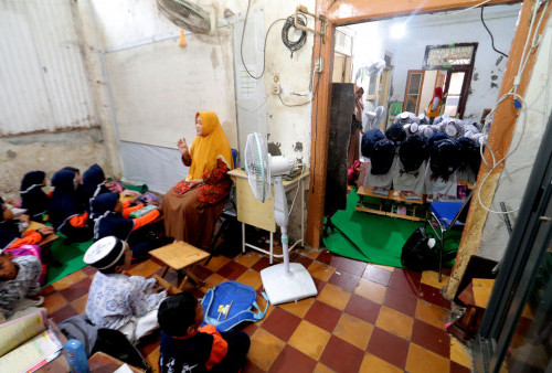 SD/MI Cokroaminoto Surabaya Mengungsi ke Rumah Warga: Berimpitan Tanpa Sepatu sambil Lesehan