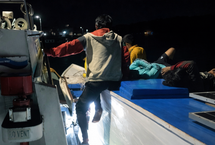 PHM Selamatkan Tujuh Nelayan Terombang-ambing Dua Hari di Selat Makassar