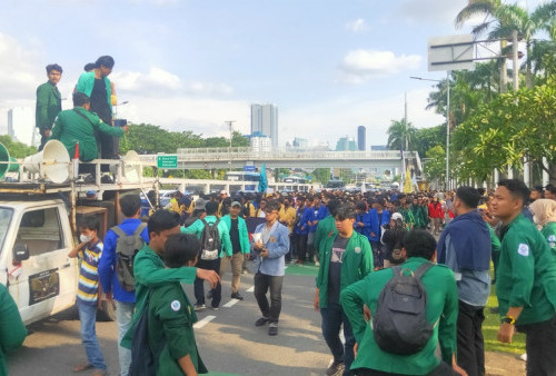 Tuntut KUHP Dicabut, Ratusan Mahasiswa Demo di DPR 