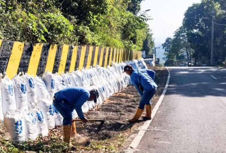 500 Sak Sekam  untuk Pemeliharaan Tikungan Gotekan, Pacet, Mojokerto  
