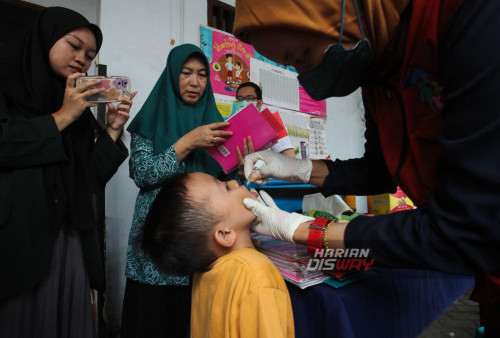 Petugas kesehatan memberikan imunisasi polio kepada anak di Pos Pelayanan Terpadu (Posyandu) di Jalan Siwalankerto Tengah, Surabaya, Jawa Timur, Senin, 19 Februari 2024. 

Tahap kedua imunisasi polio telah diluncurkan secara resmi di seluruh negeri, menandai langkah penting dalam upaya global untuk memberantas penyakit mematikan ini. Dengan dukungan dari Kementerian Kesehatan dan organisasi kesehatan Internasional, program imunisasi ini bertujuan untuk memberikan perlindungan kepada anak-anak dalam menanggulangi kejadian luar biasa (KLB). (Julian Romadhona/Harian Disway)