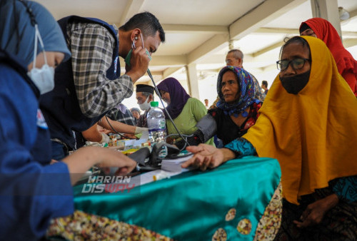 Warga fakir melakukan tes kesehatan sebelum menerima zakat mal di Masjid Baiturrozaq CitraLand, Surabaya, Jawa Timur, Minggu 13 Agustus 2023. Masjid Baiturrozaq CitraLand menyalurkan zakat untuk warga fakir sebanyak 200 penerima kategori fakir guna memenuhi kebutuhan sehari-hari. (Julian Romadhon/Harian Disway)