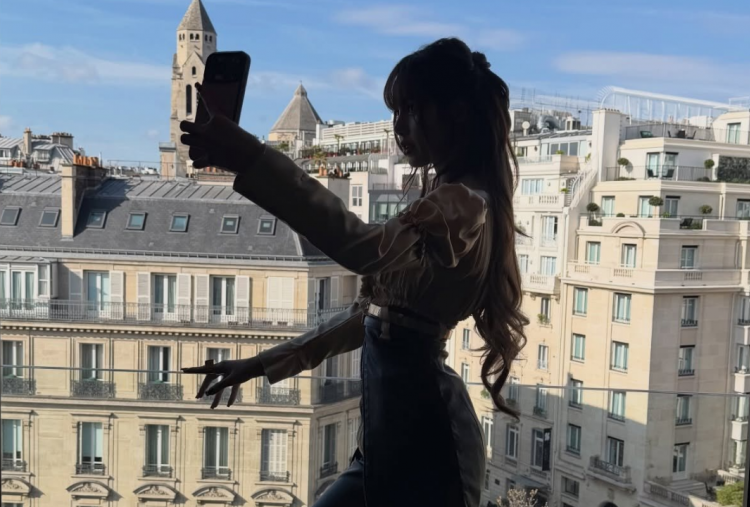 Lisa BLACKPINK Curi Perhatian di Paris Fashion Week, Pakai Outfit Kuning Mentega