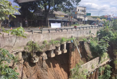 Ngeri! Jembatan Cikereteg di Jalan Raya Bogor-Sukabumi Longsor, Masih Dilintasi Kendaraan Berat