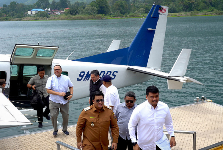 Sejarah Baru di Danau Toba: Seaplane Perdana Mendarat, Bobby Nasution Jadi Penumpang Pertama