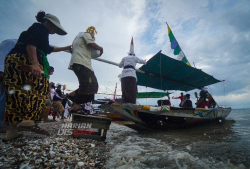 Umat Hindu membawa perangkat upacara simbol arwah anggota keluarganya dalam upacara Ngaben massal melakukan pelarungan setelah dilakukan pembakaran di pantai Kenjeran Surabaya. Ritual Upacara pembakaran Jenazah ini yang dilaksanakan umat Hindu bermakna kan sebagai simbol untuk menyucikan roh-roh orang-orang yang telah meninggal dunia dengan menggunakan ritual pengabenan yang dilakukan dengan membakar jenazah menggunkan Api, setelah itu dilakukan larung ditengah lautan.