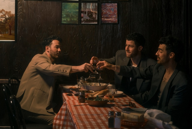 Jonas Brothers Luncurkan Album Baru Greetings From Your Hometown 