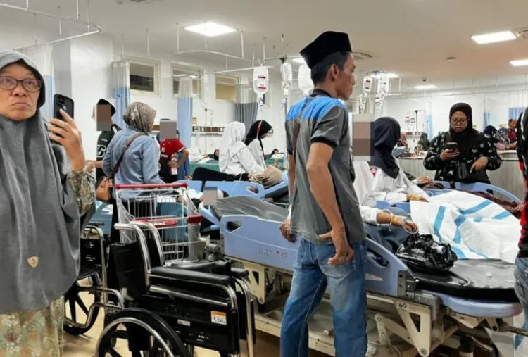 IGD RSUD Notopuro Sidoarjo Membludak Tangani Santri Diduga Keracunan MBG
