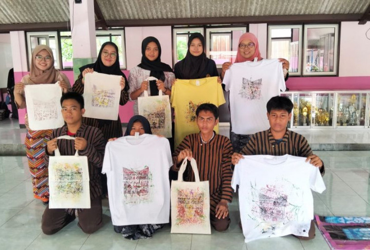 Unesa Inklusif! Tumbuhkan Literasi Edupreneur Siswa Tunarungu di Gresik Lewat Damar Kurung