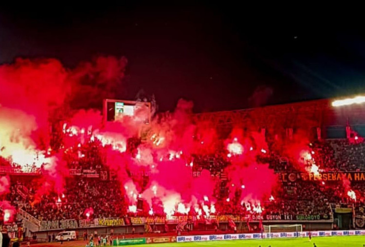 Laga Persebaya Vs Bali United Sempat Dihentikan Wasit, Ini Penyebabnya