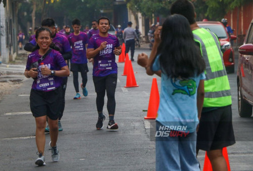 Pelari RUNHUB kategori 10km saat melintas di Jalan Pahlawan, Surabaya, Jawa Timur, Minggu 8 Oktober 2023. RUNHUB yang merupakan lomba lari dengan pilihan kategori 10 kilometer dan 5 kilometer dengan titik start dan finish di Balai Kota Surabaya, Jawa Timur itu diikuti sebanyak 2000 pelari. Acara itu menjadi bagian dari peringatan Hari Perhubungan Nasional 2023 mengusung tema ”Melaju untuk Transportasi Maju”. Dalam kegiatan tersebut ada total hadiah yang diperebutkan senilai Rp 178 juta. (Moch Sahirol/Harian Disway)
