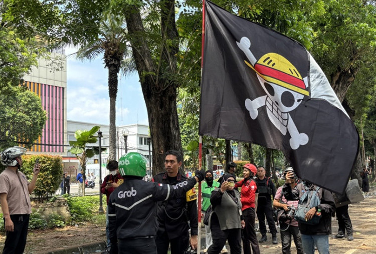 Simbol Perlawanan! Ojol Kibarkan Bendera One Piece di Depan Mako Brimob Kwitang