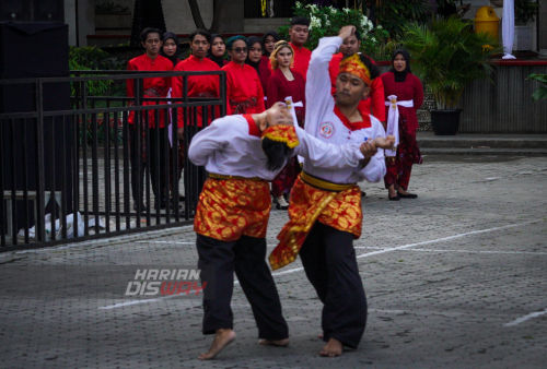 Pencak silat menghibur peserta Lomba Akustik Piala Walikota di lapangan Universitas 17 Agustus 1945 (Untag) Surabaya, Jawa Timur, Minggu, 26 Juni 2022. Masih dalam momen Hari Jadi Kota Surabaya ke-729 serta memperingati Bulan Bung Karno, Universitas 17 Agustus 1945 (Untag) Surabaya menggelar Festival Akustik Piala Wali Kota Surabaya 2022 akan dilaksanakan pada 25 dan 26 Juni 2022. Lomba tersebut ditujukan kepada generasi muda dengan 2 kategori. Pertama, pelajar SMP dan SMA. Kedua, mahasiswa dan umum dengan usia maksimal 25 tahun.