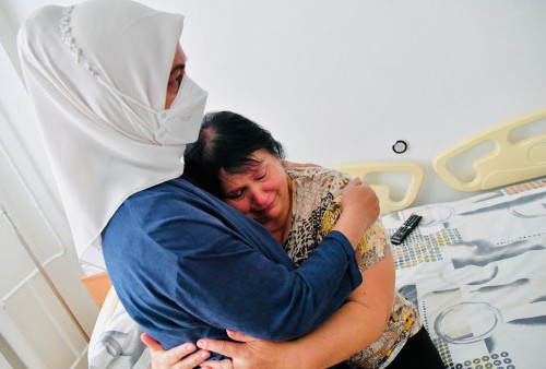 Jokowi Lihat Kota di Ukraina yang Dibom Rusia, Korban Peluk Ibu Iriana 
