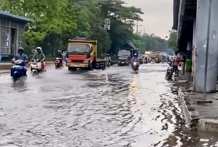 Banjir Depan Samsat Daan Mogot, Sejumlah Motor Mogok Usai Paksa Melintas