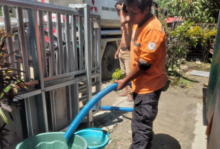 BAZNAS Salurkan 10 Ribu Liter Air Bersih dan Logistik untuk Masyarakat Terdampak Gempa Bumi di Sulteng