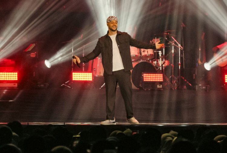 Pakai Penutup Kepala Khas Jawa Timur, Maher Zain Ngomong Jawa di Sela Konser 