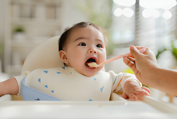 Gaji Babysitter Rp30 Ribu per Jam Viral, Ini Bedanya dengan Caregiver