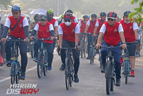 Dari kiri ke kanan - Kapolresta Sidoarjo Kombes Kusumo Wahyu Bintoro, Ketua DPRD Sidoarjo H. Usman, Bupati Sidoarjo Ahmad Muhdlor Ali dan Kepala Kejaksaan Negeri Sidoarjo Akhmad Muhdhor  saat menyusuri jalur Sukodono dengan sepeda masing -masing. Mereka mengayuh sepeda bersama peserta Semarak Fun Bike sembari saling menyemangati hingga finish