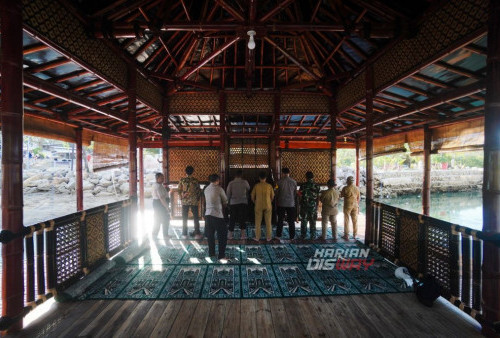 Sejumlah warga melakukan shalat di Masjid Apung yang terletak di pesisir kawasan Pantai Pancer Door, Desa Kembang Pacitan, Jawa Timur, Selasa, 12 September 2023. Masjid Apung dibangun sejak tahun 2019 yang diprakarsai Pimpinan Pondok Tremas KH Fuad Habib Dimyathi itu memiliki magnet tersendiri yang dijadikan sebagai wisata religi di muara Sungai Grindulu dan menarik wisatawan untuk mengunjungi Pantai Pancer Door. (Julian Romadhon/Harian Disway)
