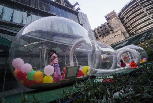 Pengunjung bermain di Rumah balon Game 4 Indonesia yang terletak di Marvel City Mall Surabaya, Jawa Timur, Minggu, 29 Oktober 2023. Game 4 Indonesia menyuguhkan sebanyak enam wahana keluarga yakni, Rainbow slide, Video interactive, Rumah balon, Trampoline, Lightning car, Dino ride itu untuk menjadikan Marvel City salah satu destinasi liburan diakhir pekan di Surabaya. (Julian Romadhon/Harian Disway)
