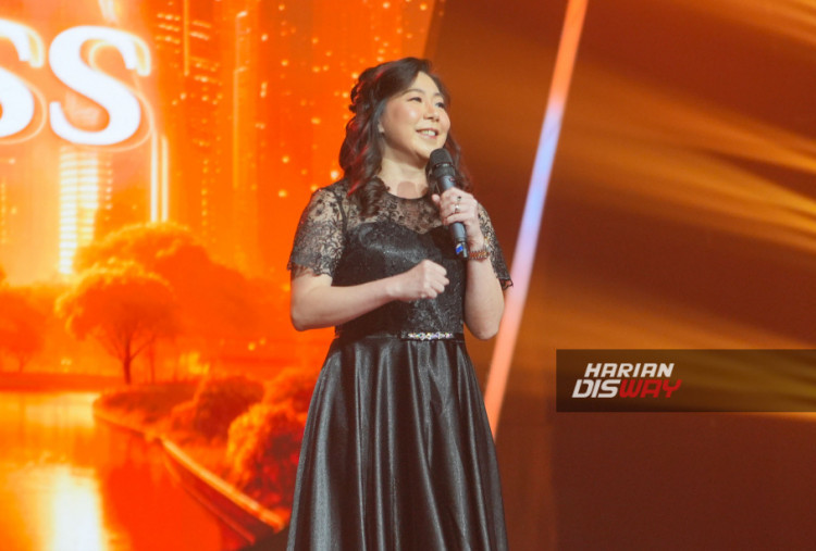 Direktur Utama FWD Insurance Desy N. WIdjaya berikan sambutan saat penyerahan penghargaan kepada para agen asuransi, termasuk yang meraih penghargaan tertinggi yaitu Top Agent of The Year 2024