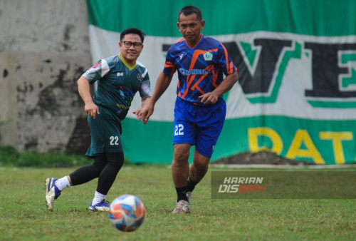 Cak Imin Main Bola Bareng Legenda Persebaya