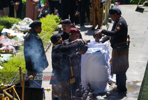 Pegiat budaya melakukan ritual Ruwat Sumber Petirtaan Jolotundo di Dusun Biting, Desa Seloliman, Kecamatan Trawas, Kabupaten Mojokerto, Jawa Timur, Rabu, 3 Agustus 2022. Ritual tersebut digelar pada bulan Suro sebelum tanggal 10 dan dilakukan pada hari dengan pasaran legi. Tradisi ruwat 33 sumber mata air tersebut diambil dari empat penjuru Gunung Pawitra (Penanggungan) ini merupakan warisan nenek moyang yang harus tetap dijaga untuk keutuhan dan keseimbangan alam terutama air. Ritual tersebut digelar pada bulan Suro sebelum tanggal 10 dan dilakukan pada hari dengan pasaran legi. 