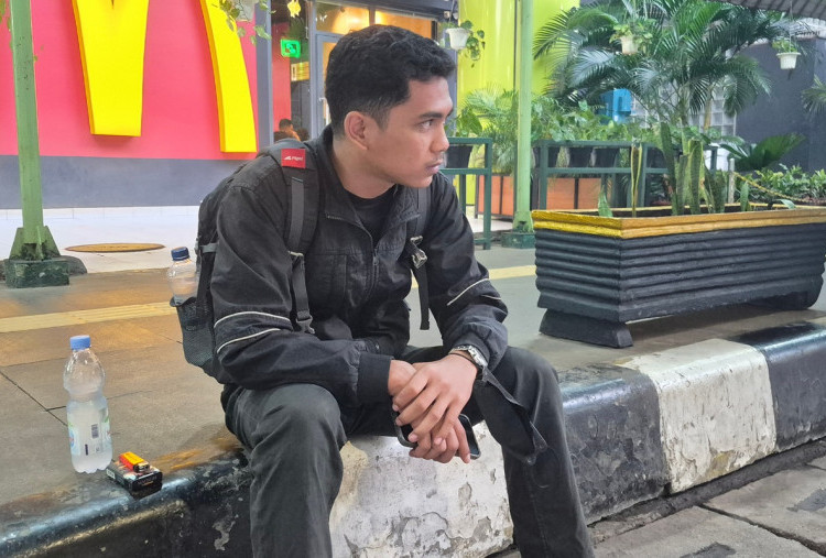 Saat Lebaran Berubah Duka: Kisah Oki Kembali ke Kampung Usai Ibunda Meninggal