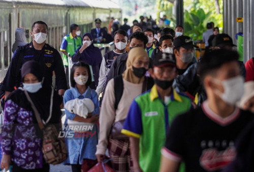 Mudik Penumpang Kereta Api di Surabaya