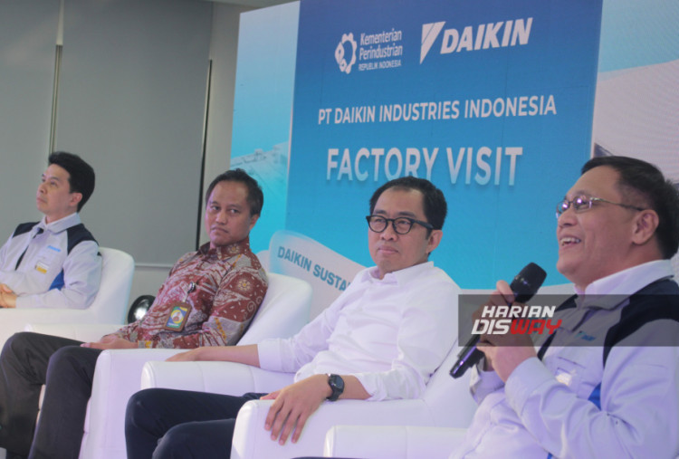 Presiden Direktur DIID Khamhaeng Boonthavee menyampaikan, sebagai pabrik AC skala penuh pertama, seluruh proses produksi, mulai dari pemilihan dan pengolahan bahan baku hingga produk siap jual dilakukan di Indonesia. - Raka Denny / Harian Disway 