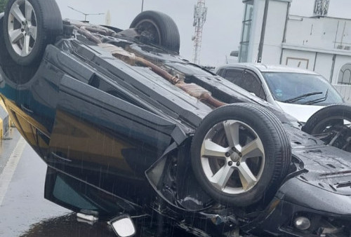 Mobil Audi Terbalik di Antasari, Diduga Jalanan Licin