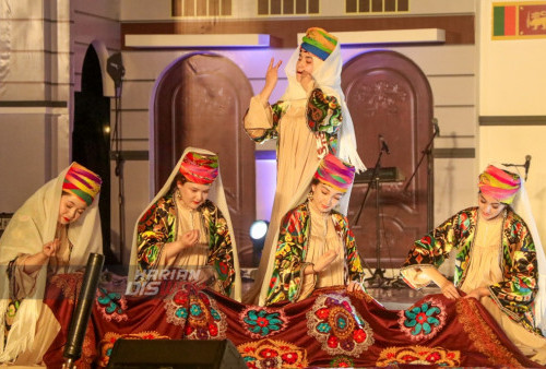 Penari asal Uzbekistan menunjukkan aksinya di acara Culture Night di Balaikota, Surabaya, Jawa Timur, Senin 17 Juli 2023. Culture Night sebagai malam penutupan Surabaya Cross Culture International Folk Art Festival 2023 yang diikuti oleh 8 negara diantaranya negara Uzbekistan, India, South Korea, Philippine, France, Greece, Mexico, Sri Langka dan 9 daerah di Indonesia diantaranya Banjarmasin, Mojokerto, Flores, Jakarta, Bali, Kendari, Pangkal Pinang, Polewali Mandar, Surabaya, dengan masing-masing menampilkan tarian tradisional daerah asal. (Moch Sahirol Layeli)

