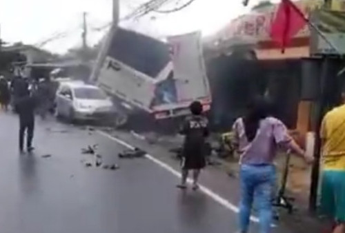 Polisi Olah TKP Kecelakaan Beruntun di Jalur Puncak Bogor 