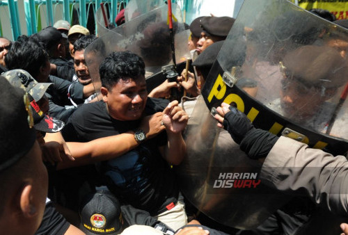 Sekelompok orang  berusaha menghalau petugas kepolisian saat eksekusi pengosongan bangunan di jalan Gading Pantai II/12 Surabaya, Jawa Timur, Rabu, 11 Oktober 2023. Eksekusi satu unit bagunan rumah yang dilakukan oleh Pengadilan Negeri Kota Surabaya tersebut sempat berlangsung ricuh karena mendapatkan perlawanan dari sekelompok orang sehingga polisi melakukan tindakan penghalauan. (Julian Romadhon/Harian Disway)