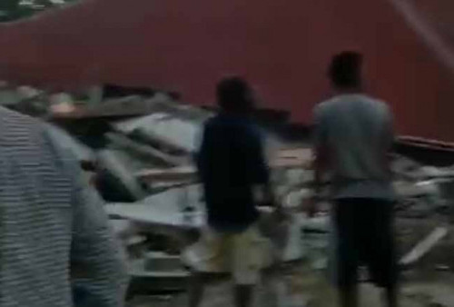 BREAKING NEWS: Sekolah Berlantai 3 Roboh, Tukang Meninggal Dunia Tertimpa Reruntuhan Bangunan