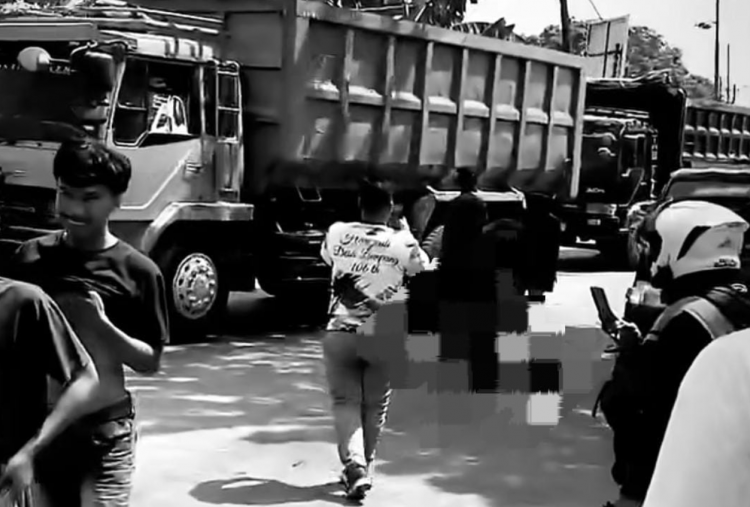 Tragis! Kernet Pickup Tewas Diserempet Truk di Parung Panjang Saat Rapikan Muatan Kayu